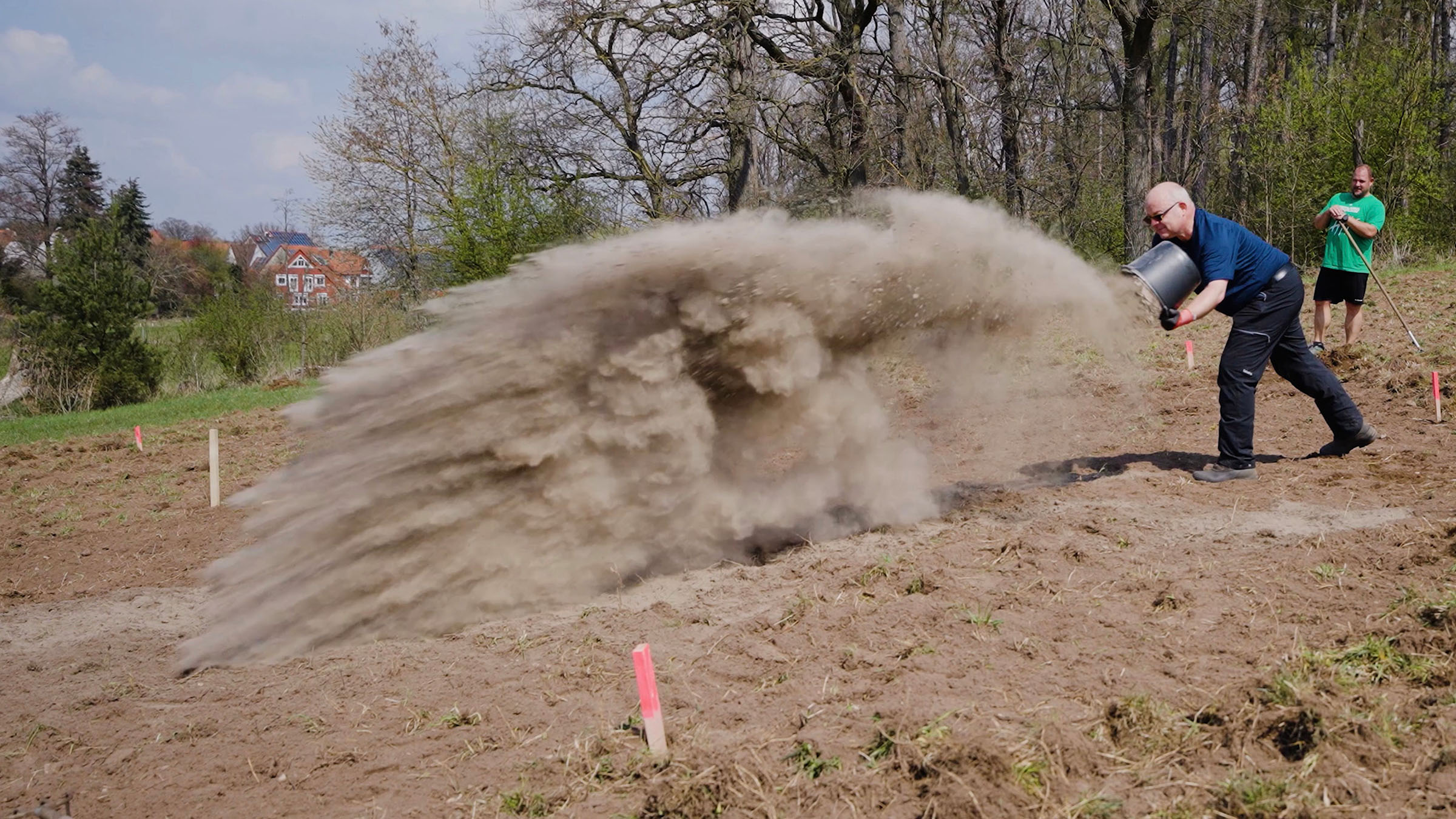 Project Carbdown: Dirk Paessler verteilt gemahlenes Basaltgestein